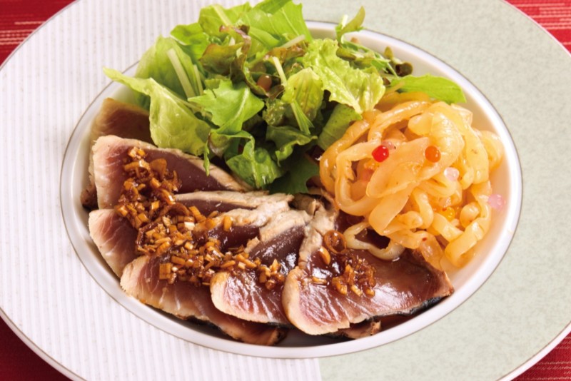 ①戻り鰹のサラダ ニンニクソース掛け ¥1,800