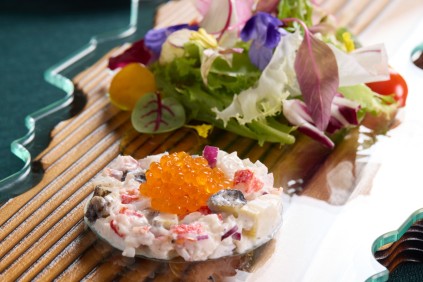 蟹と蝦夷鮑のタルタル コトラップを添えたジャルダン仕立て