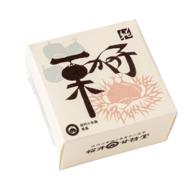 桜井⽢精堂 栗かの⼦…栗と砂糖のみで作られた贅沢な栗きんとん。栗の美味しさを極めた逸品です。