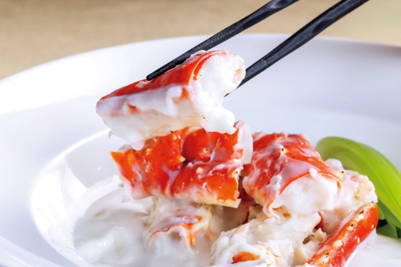 ①タラバ蟹と蕪のクリームソース煮込み　￥4,000