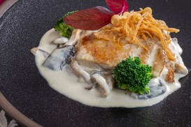 国産鶏もも肉のコンフィ　茸のフリカッセと共に