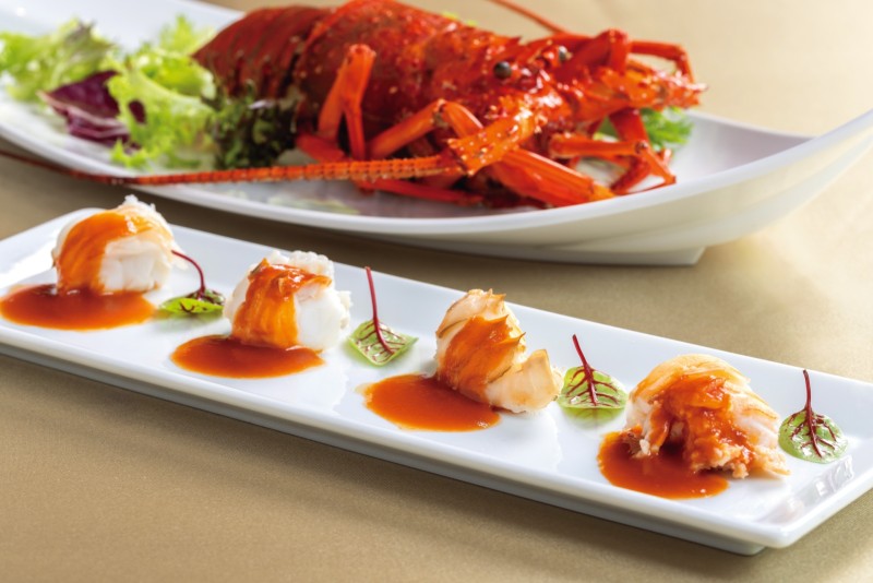 ライブキッチンは「伊勢海老の鉄板焼き」