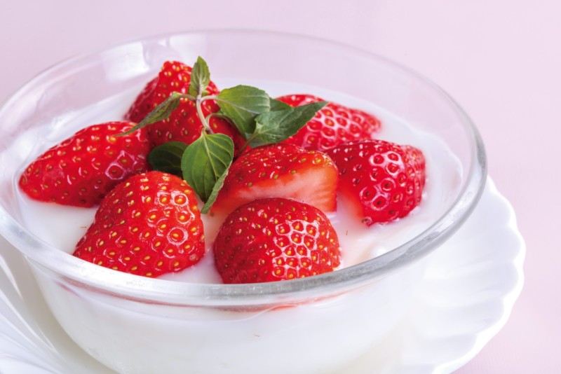 ②苺入り杏仁豆腐　￥900