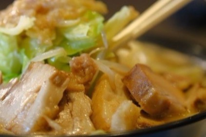 さらに… 丼の上でキラリと輝く厚切りチャーシュー。 見た目からしてもう美味しい。 しっかり厚みがあり、食べ応え抜群で、 噛むたびに旨みが広がります。