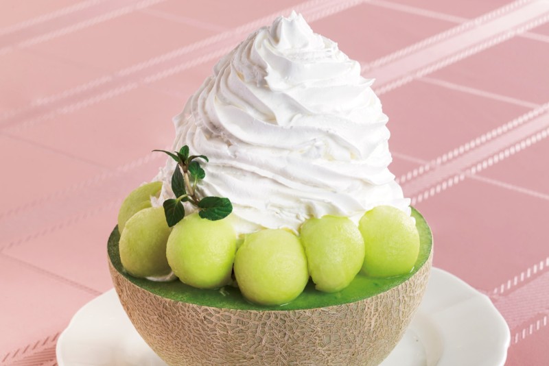 ①初夏のきらめきメロンパフェ　￥3,800