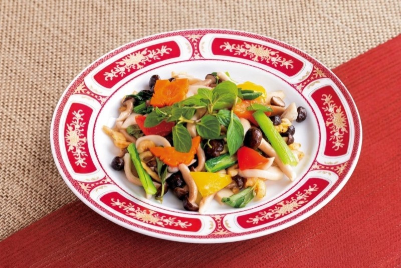 ①爽やかミント引き立つ　季節野菜の炒め　￥1,800