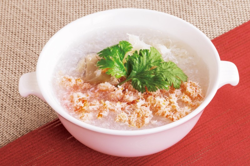 ⑥パクチーと蟹肉入りフカヒレスープ 卵白仕立て　￥1,200