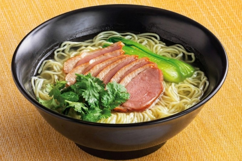合鴨をパクチーの香りとともに　スープ仕立てのさっぱり冷麺