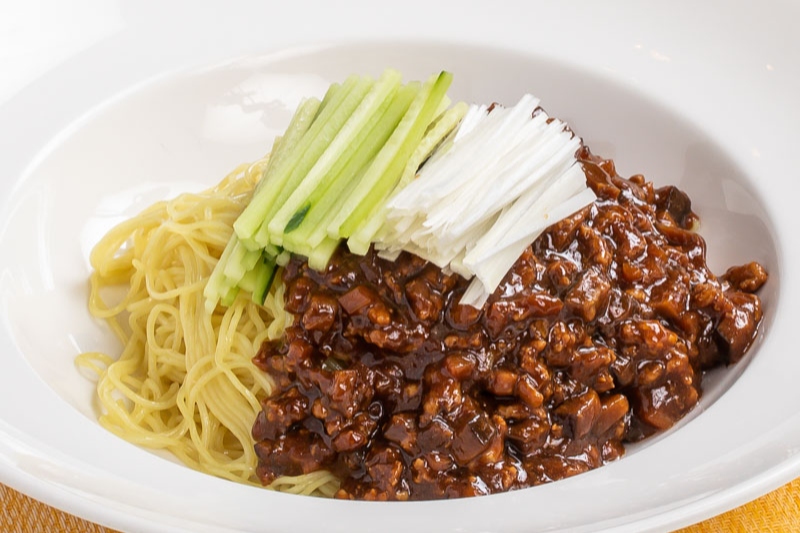 聖紫花伝統の一皿　冷たい麺に熱々の餡が「ヒヤアツ」で絡みます