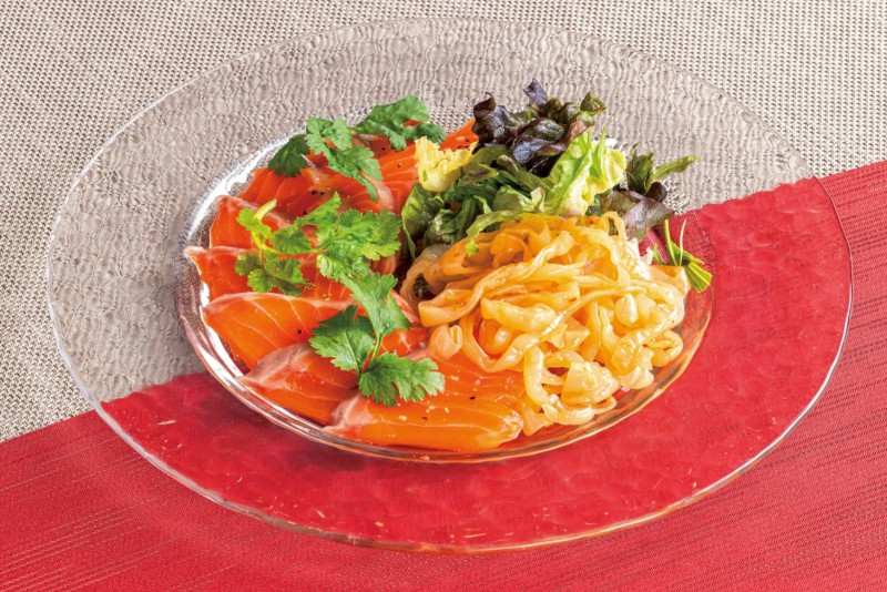 ③パクチーとサーモンの中華風サラダ　￥2,000