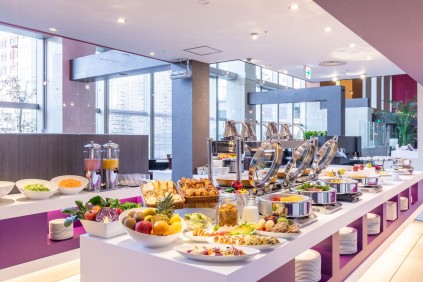 明るく開放的な朝食会場