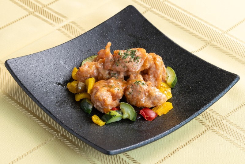 ⑤鶏肉の唐揚げ　オーロラソース和え　￥1,600