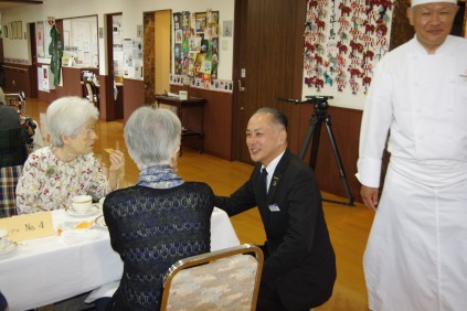 総支配人自らも楽しいふれあいの輪に