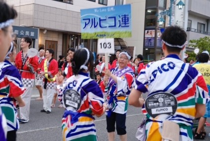 アルピコ連の掛け声が城下町に響きます