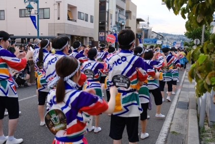 普段はそれぞれの部署やグループ会社で活躍する全員がひとつになって笑顔で踊りきりました!