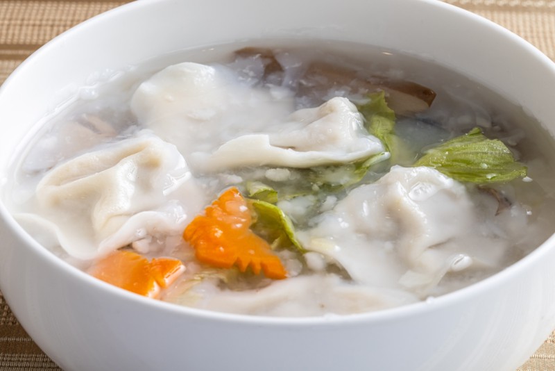 ③麹香る水餃子のスープ　￥2,100