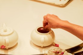烏龍茶の中に入れると