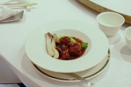 普 洱 茶 紅 焼 肉 塊 プーアル茶葉で仕上げた豚の角煮