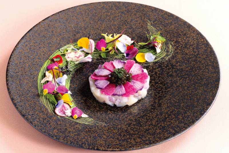 「野菜の花弁と纏った帆立貝のタルタル キャビア添え 春色ピューレとともに」by フランス料理ソルプレーサ　