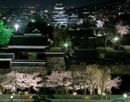 ライトアップされた松本城と