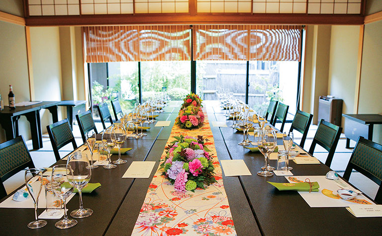 結納や顔合わせの食事会、結婚式など喜びを祝う席にふさわしい気品と風格漂う和の空間